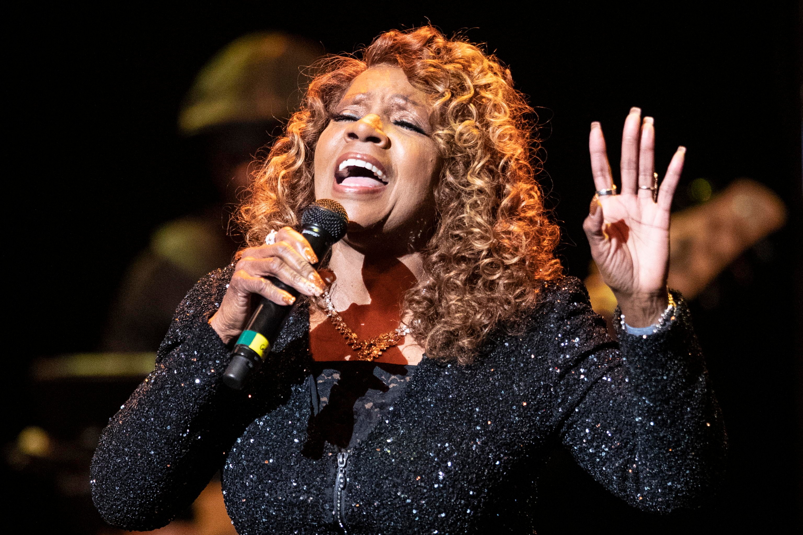 https://gdsit.cdn-immedia.net/2022/01/Gloria-Gaynor-performs-in-Cerritos-California_61192170.jpg